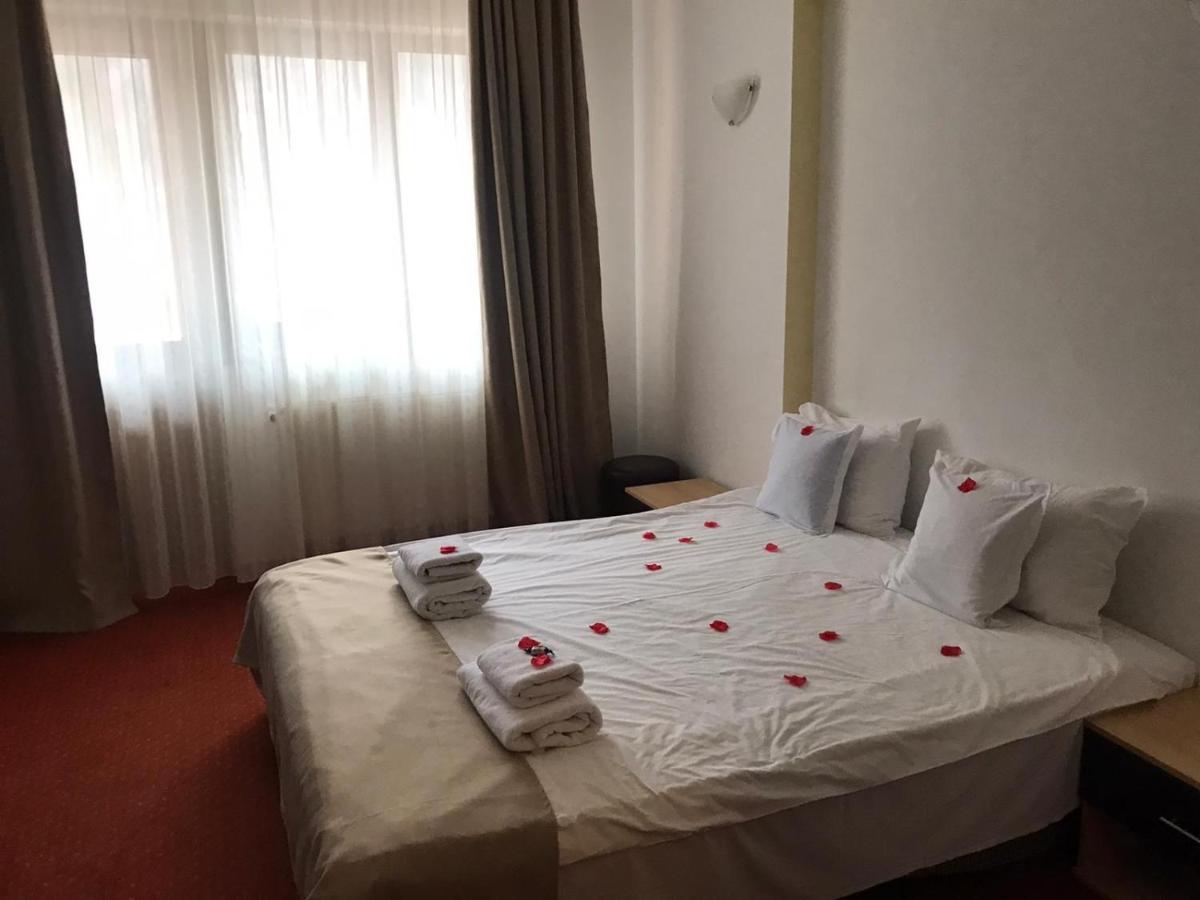 Flora Alpina Hotel Azuga Eksteriør billede