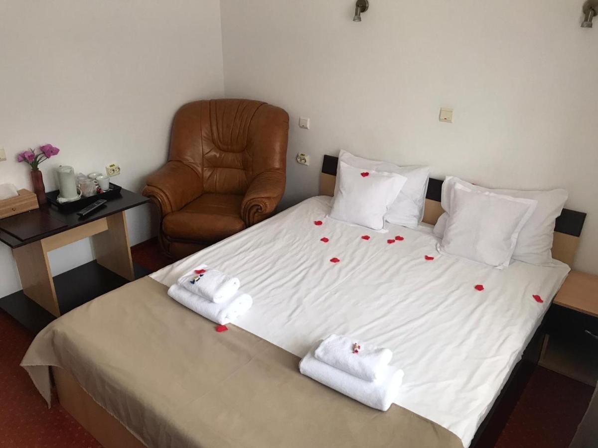 Flora Alpina Hotel Azuga Eksteriør billede