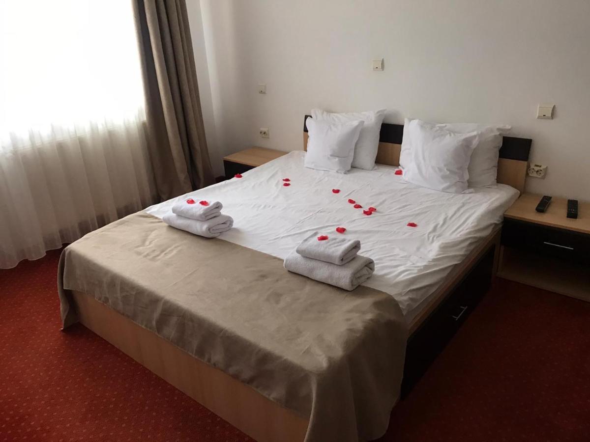 Flora Alpina Hotel Azuga Eksteriør billede