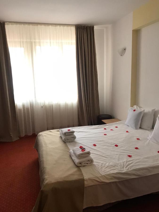 Flora Alpina Hotel Azuga Eksteriør billede