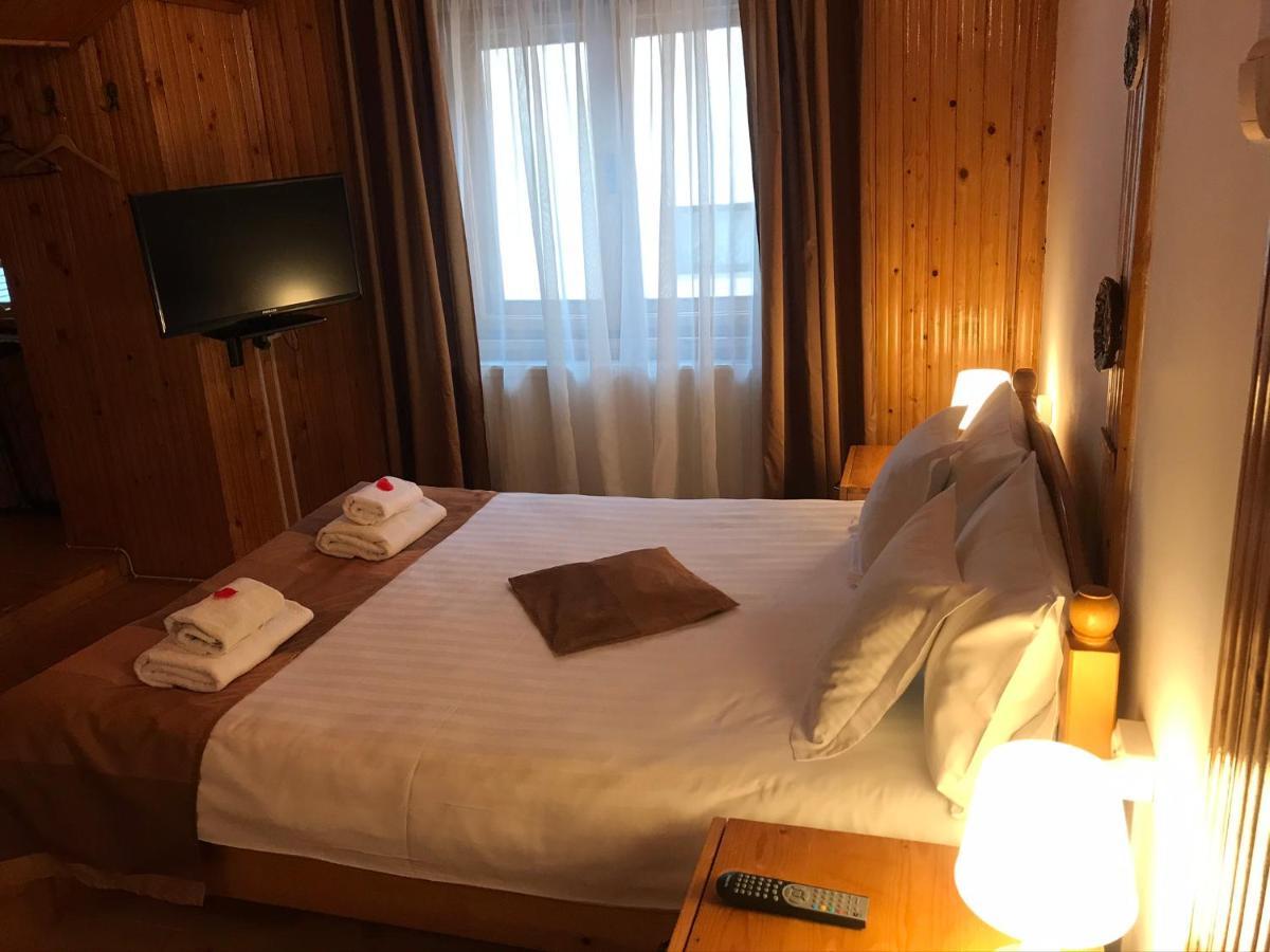 Flora Alpina Hotel Azuga Eksteriør billede