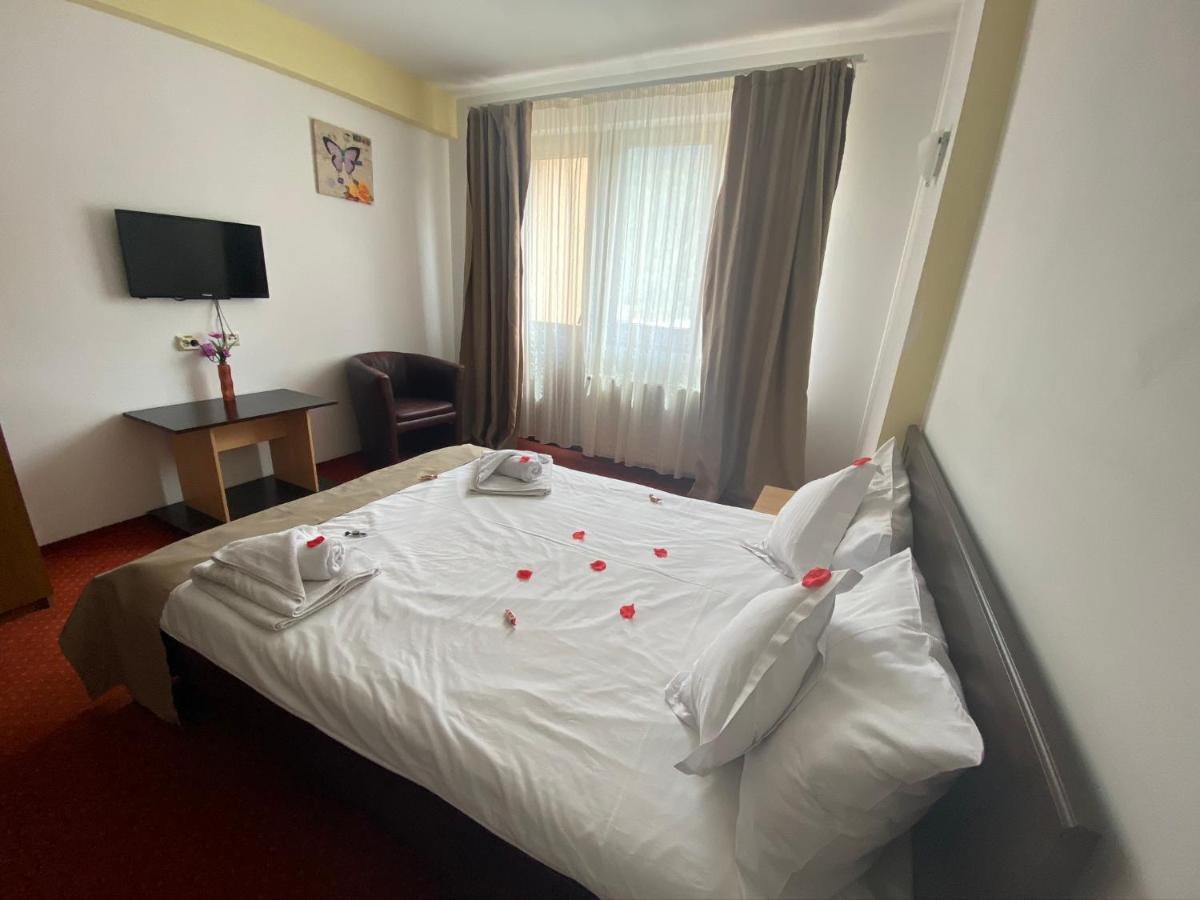 Flora Alpina Hotel Azuga Eksteriør billede