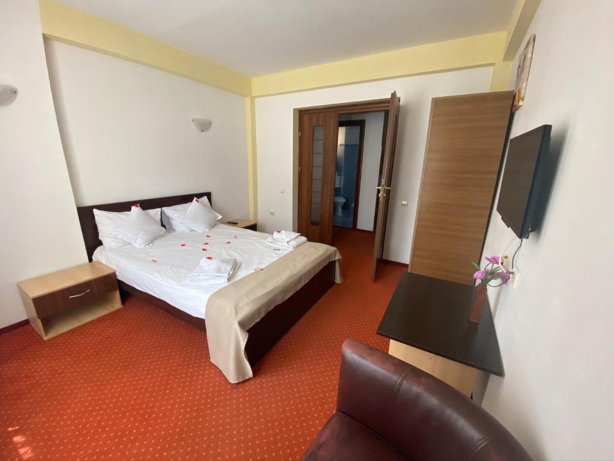Flora Alpina Hotel Azuga Eksteriør billede